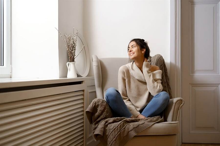 Heller Wohnraum mit Heizkörper unter dem Fenster