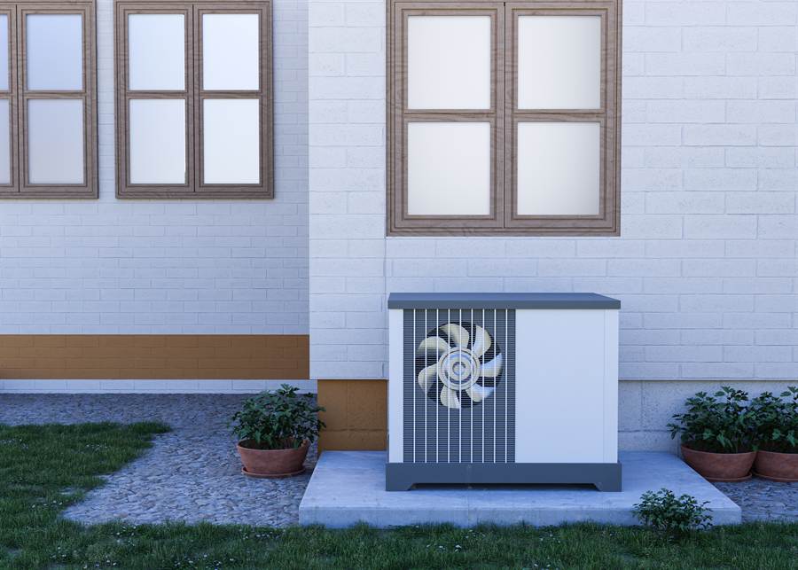 Außeneinheit einer Luft-Wasser-Wärmepumpe an der Hauswand