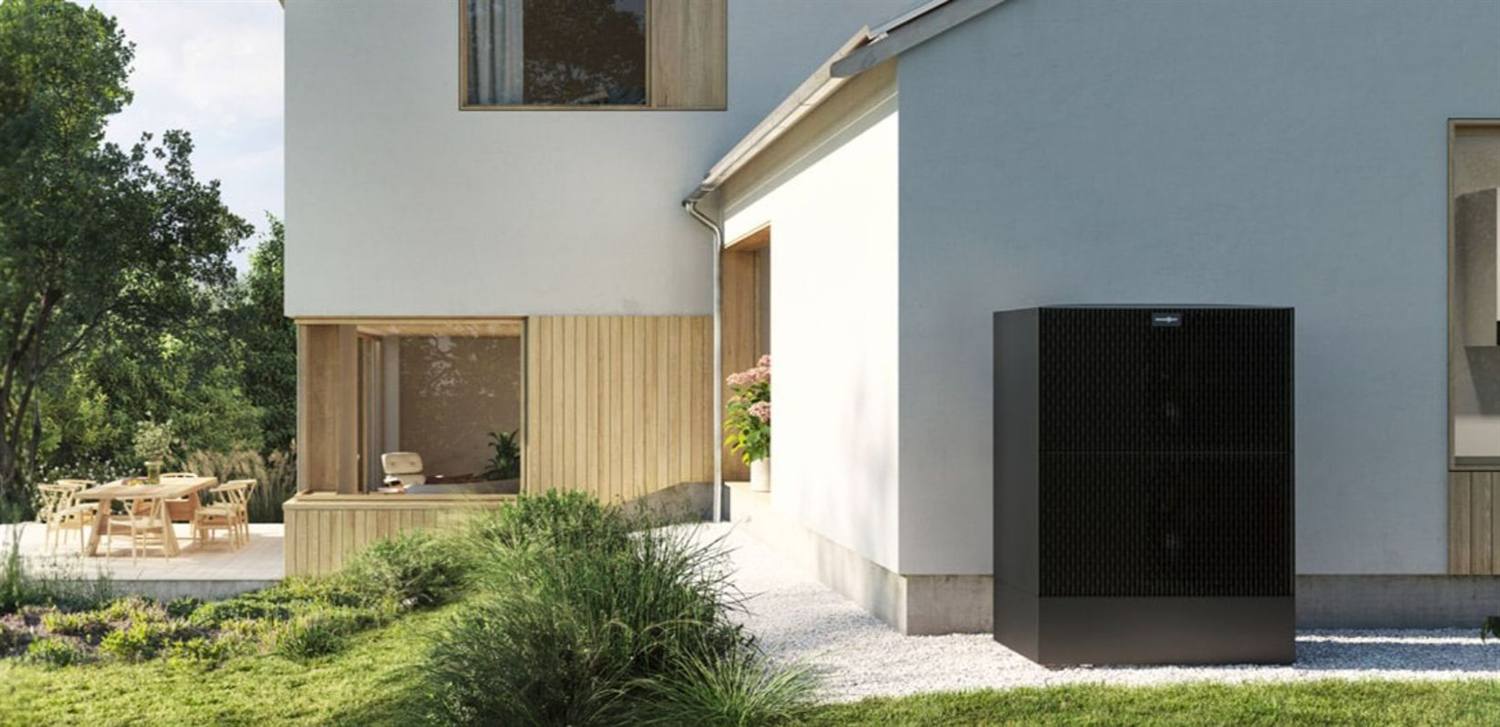 Luft-Wasser-Wärmepumpe an einem modernen Wohnhaus
